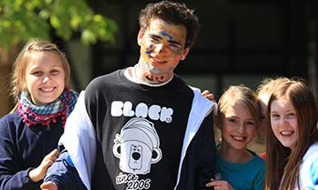 foto kinder mit betreuer