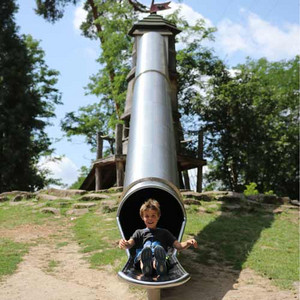 Foto der Walderholung - hier Kind rutscht eine Rutsche herunter